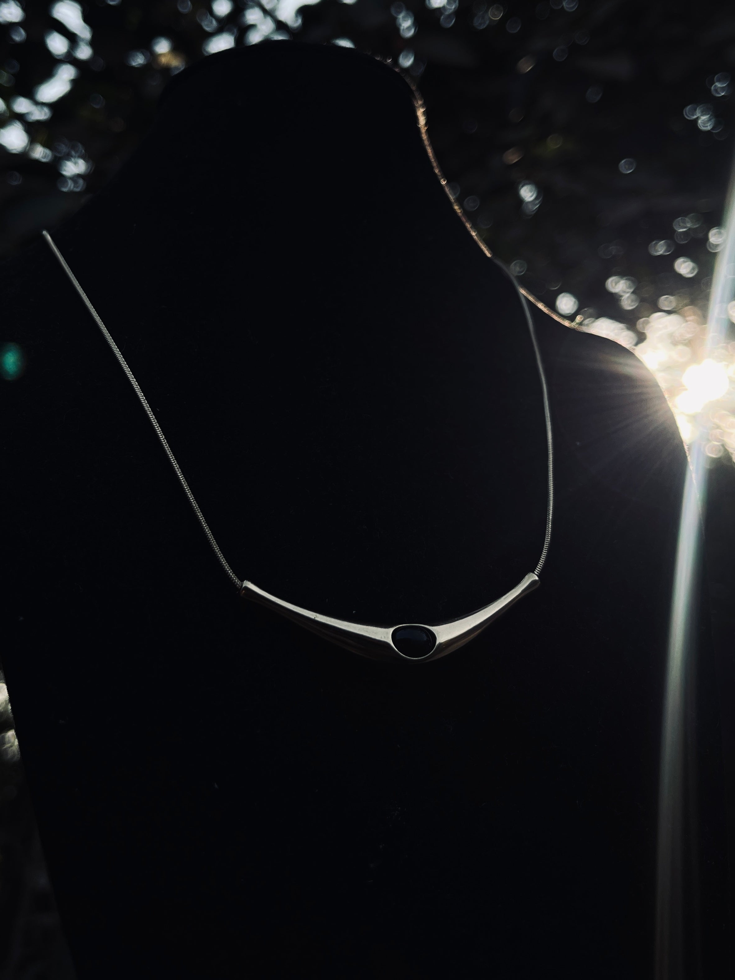 UNISEX ONYX VINTAGE CURVE
ANTI TARNISHED STAINLESS STEEL GOLDEN NECKLACE