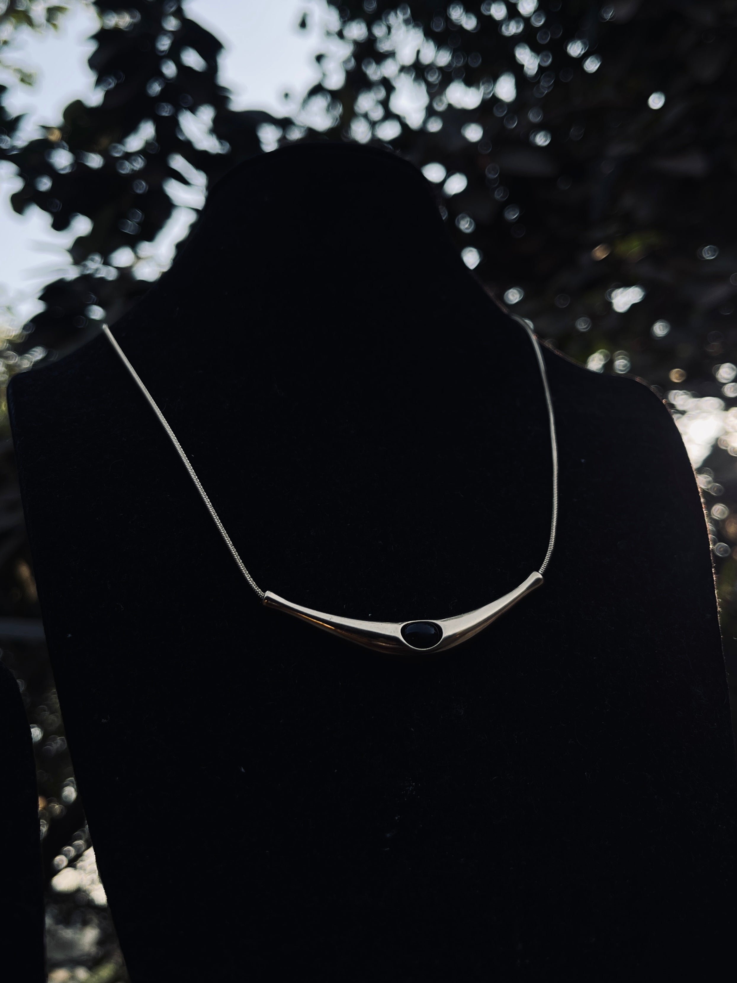 UNISEX ONYX VINTAGE CURVE
ANTI TARNISHED STAINLESS STEEL GOLDEN NECKLACE