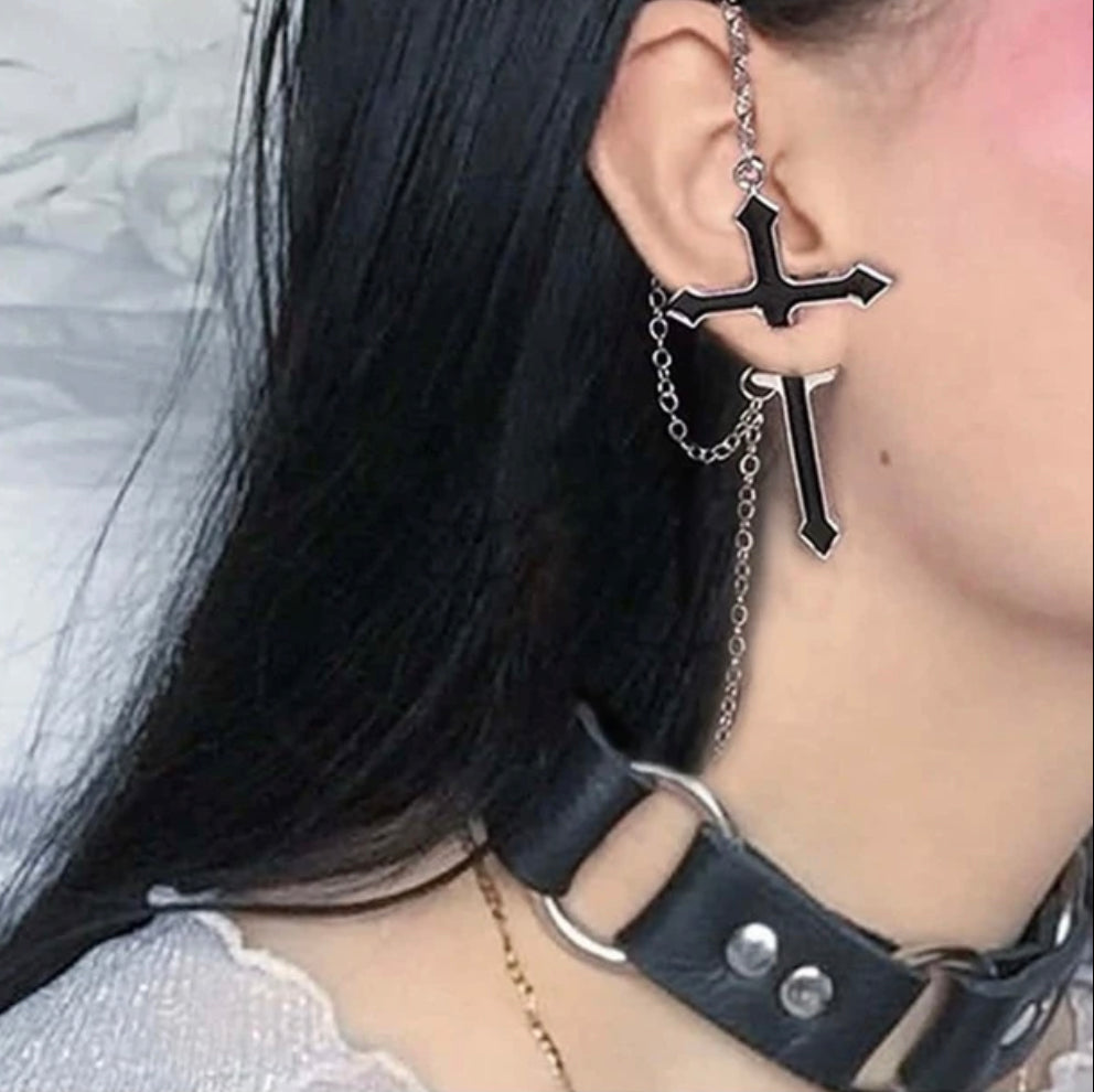 BLACK BIG CROSS EARCUFF WITH CHAIN